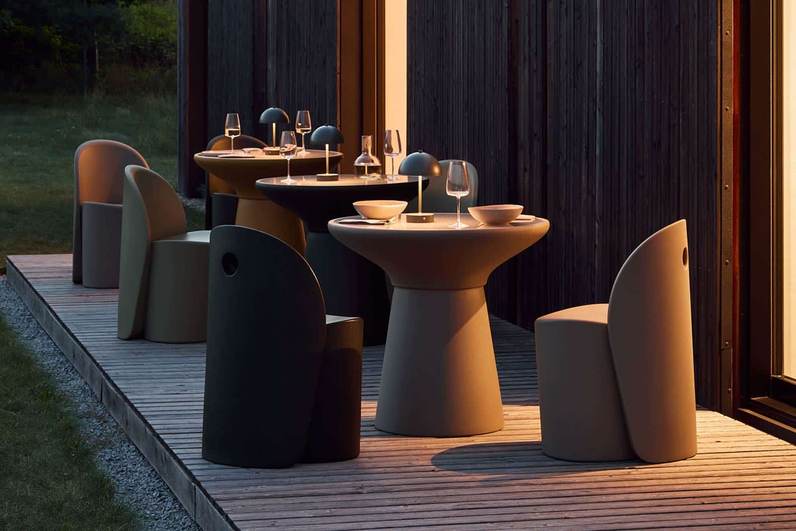 Meble basenowe: Jak urządzić strefę relaksu przy basenie?