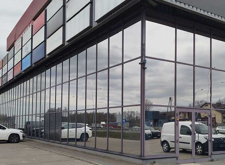 Folia przeciwsłoneczna– skuteczna ochrona wnętrz przed upałem i promieniowaniem UV