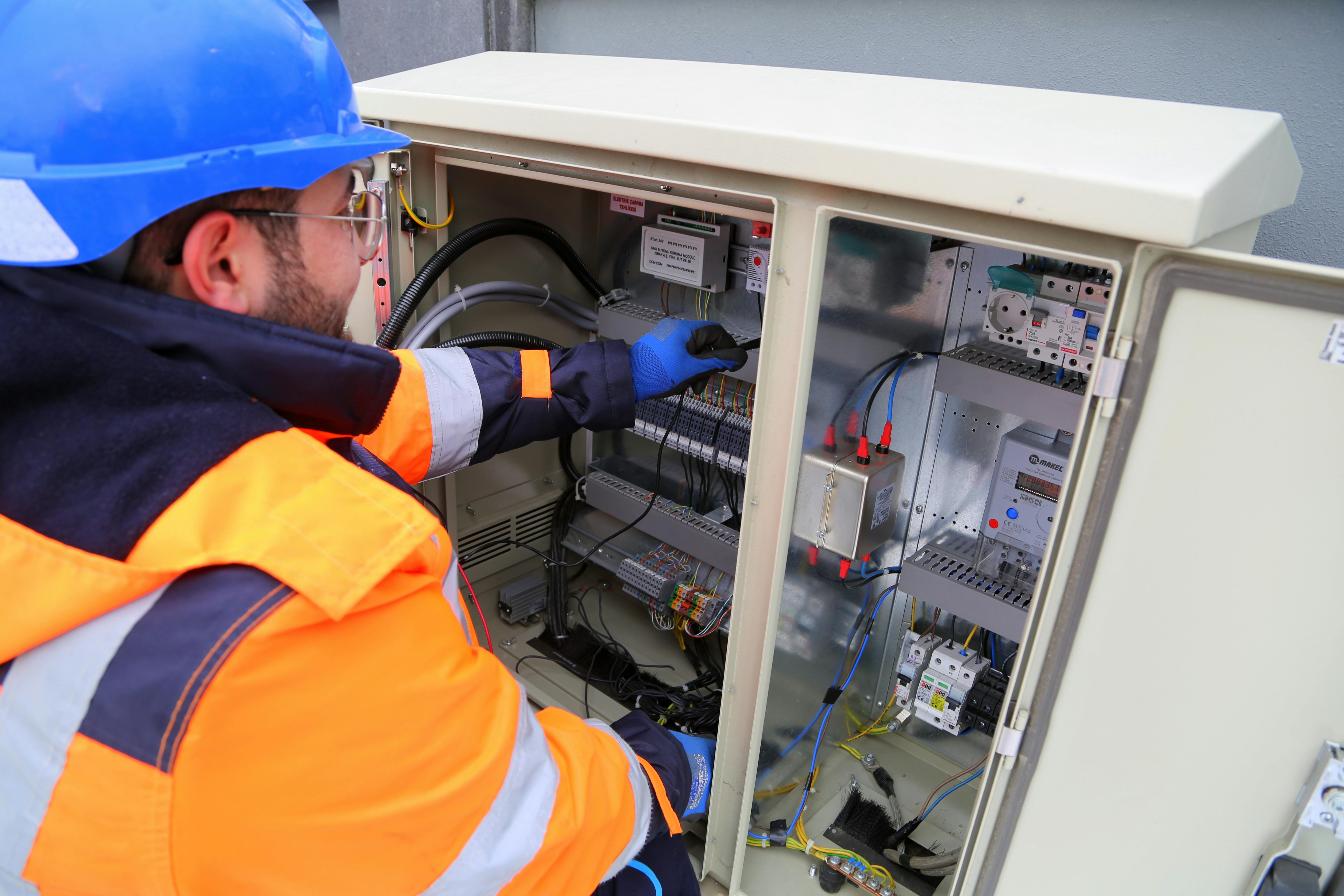 Kiedy warto wezwać elektryka i jakie usterki wymagają natychmiastowej interwencji