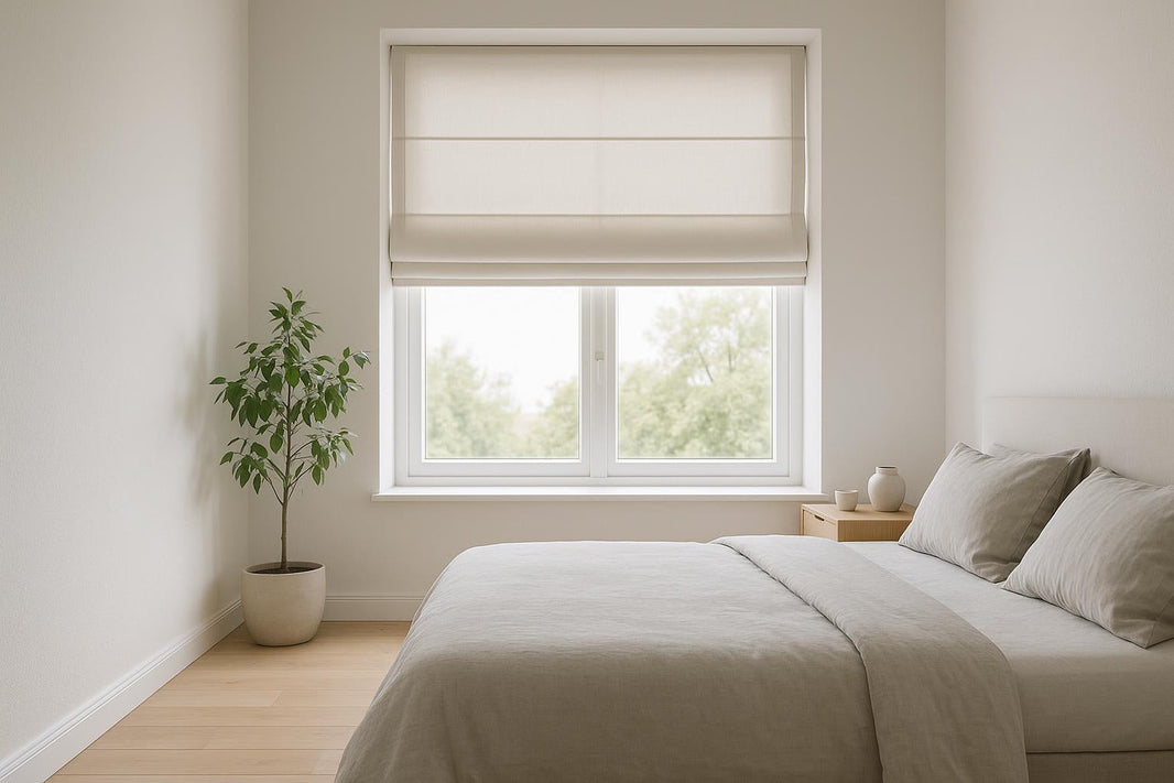 Rolety rzymskie z tkaniną blackout do sypialni: wybór i montaż