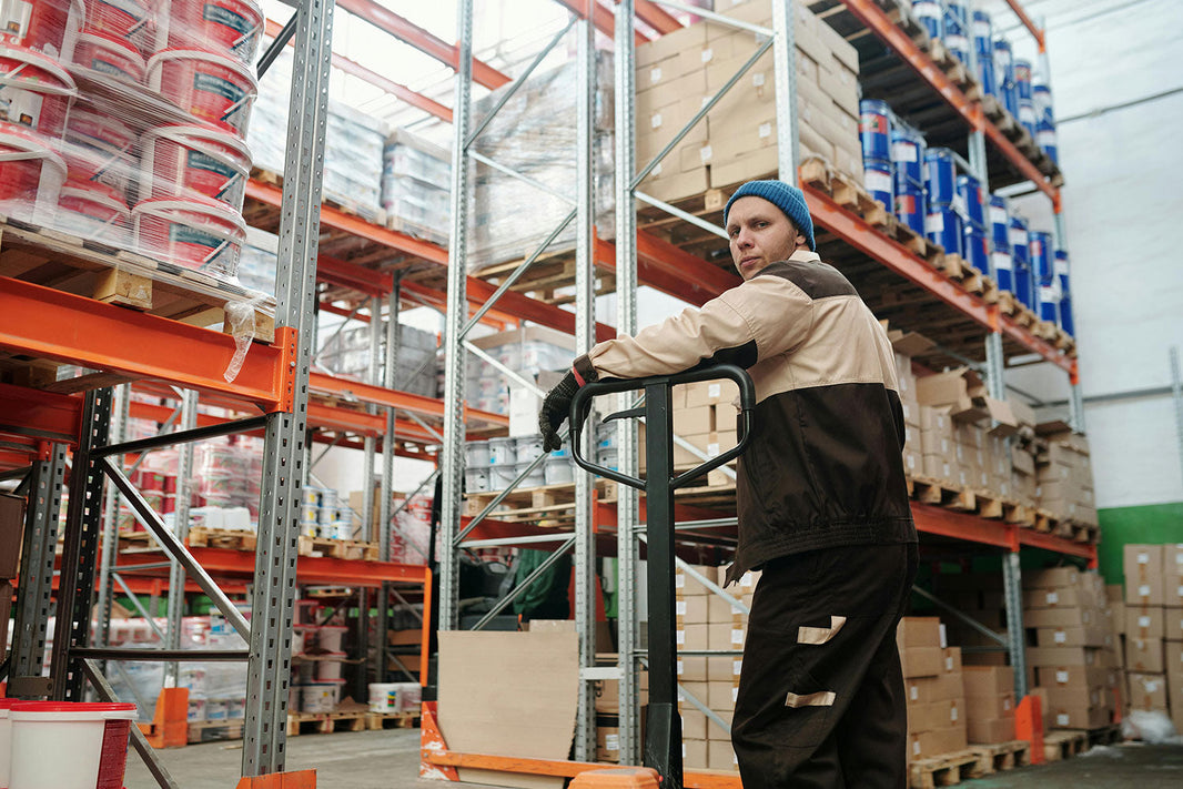 Winda towarowa w magazynie – zwiększenie efektywności transportu wewnętrznego