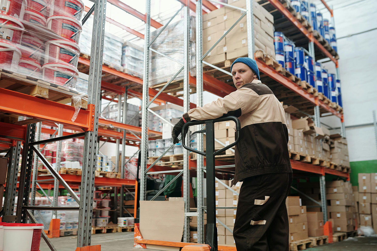 Winda towarowa w magazynie – zwiększenie efektywności transportu wewnętrznego