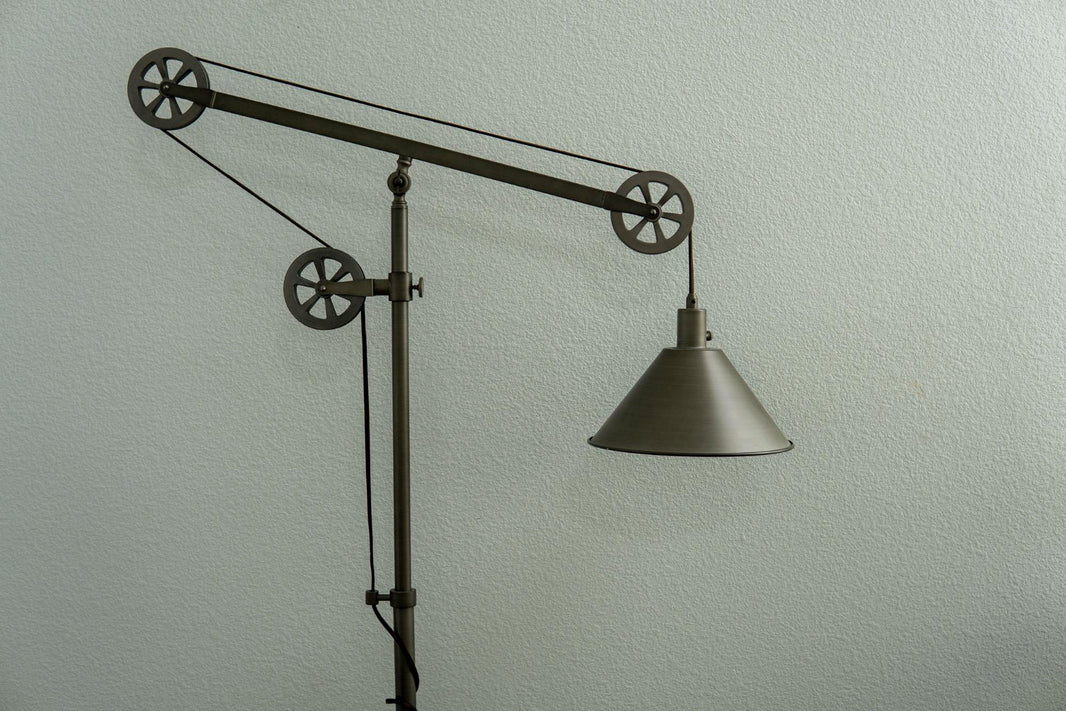 Lampa na wysięgniku ruchomym — industrialny wysięgnik z regulacją