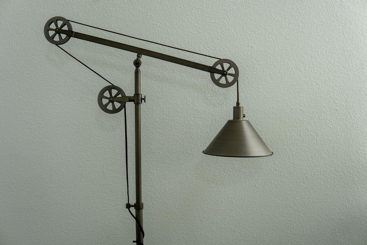Lampa na wysięgniku ruchomym — industrialny wysięgnik z regulacją