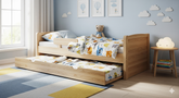 Nowoczesne drewniane łóżko dziecięce z wysuniętym dodatkowym materacem w przytulnym, jasnym pokoju