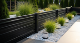 Czarny płotek ogrodowy nowoczesny z aluminium wydzielający rabatę w ogrodzie