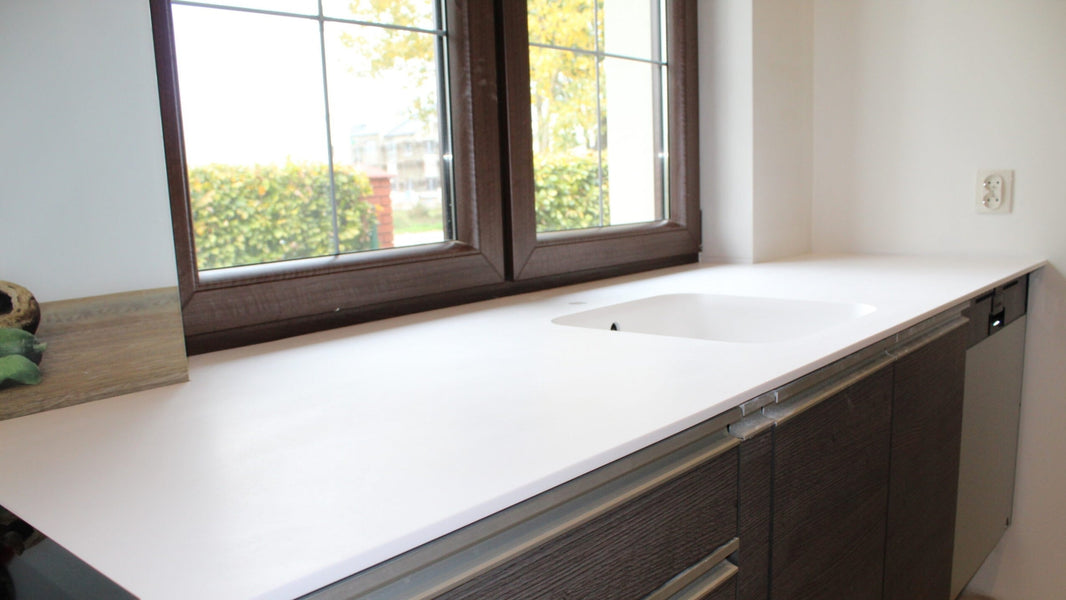 Dlaczego nowoczesne blaty z solid surface to hit w projektach wnętrz?