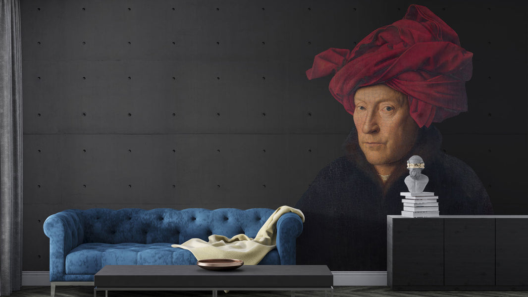 Elegancki salon z ciemną ścianą i sofą, na której prezentują się fototapety artystyczne na zamówienie z motywem klasycznego portretu