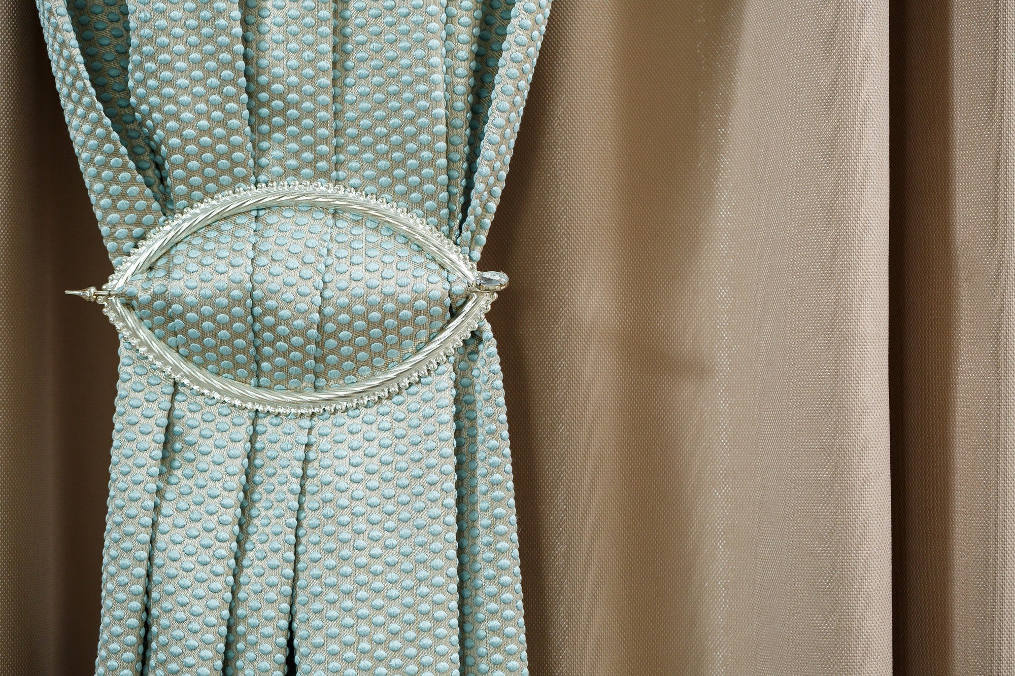 2. Dekoracje okien tekstyliami – wybór materiałów