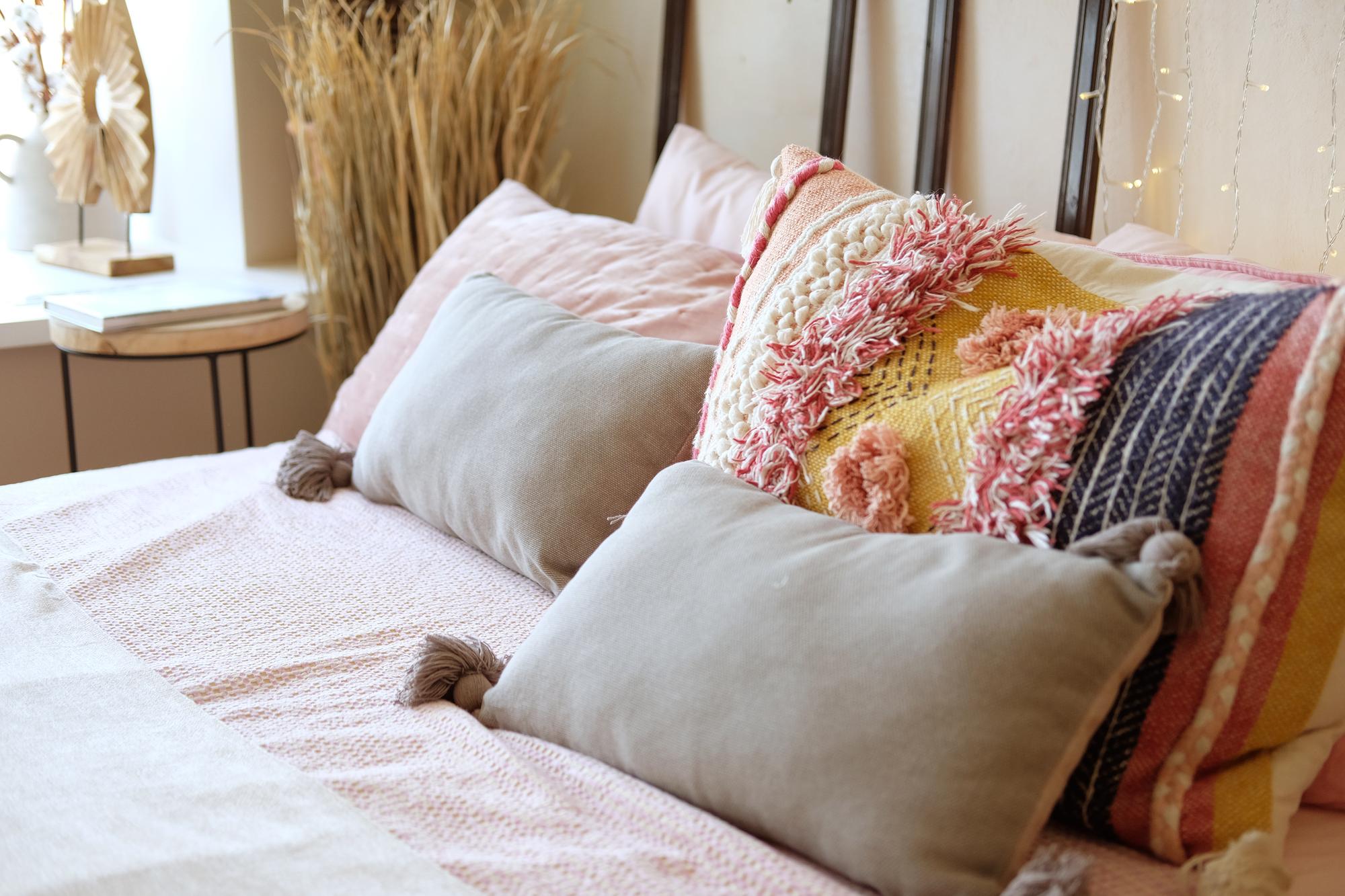 2. Dekoracyjne poduszki na wiosnę – świeżość i kolory