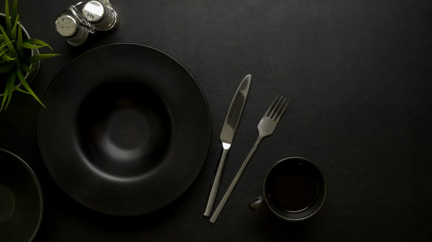 Czarna zastawa stołowa - elegancja w każdym detalu