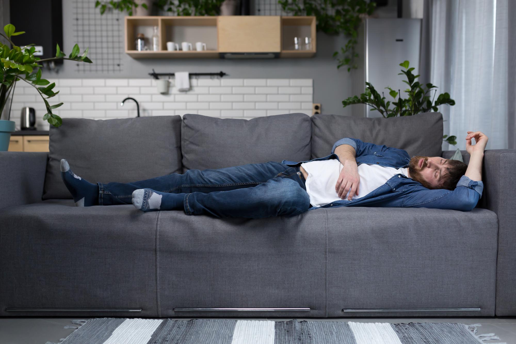 Dlaczego sofa narożnikowa z funkcją spania to doskonały wybór?