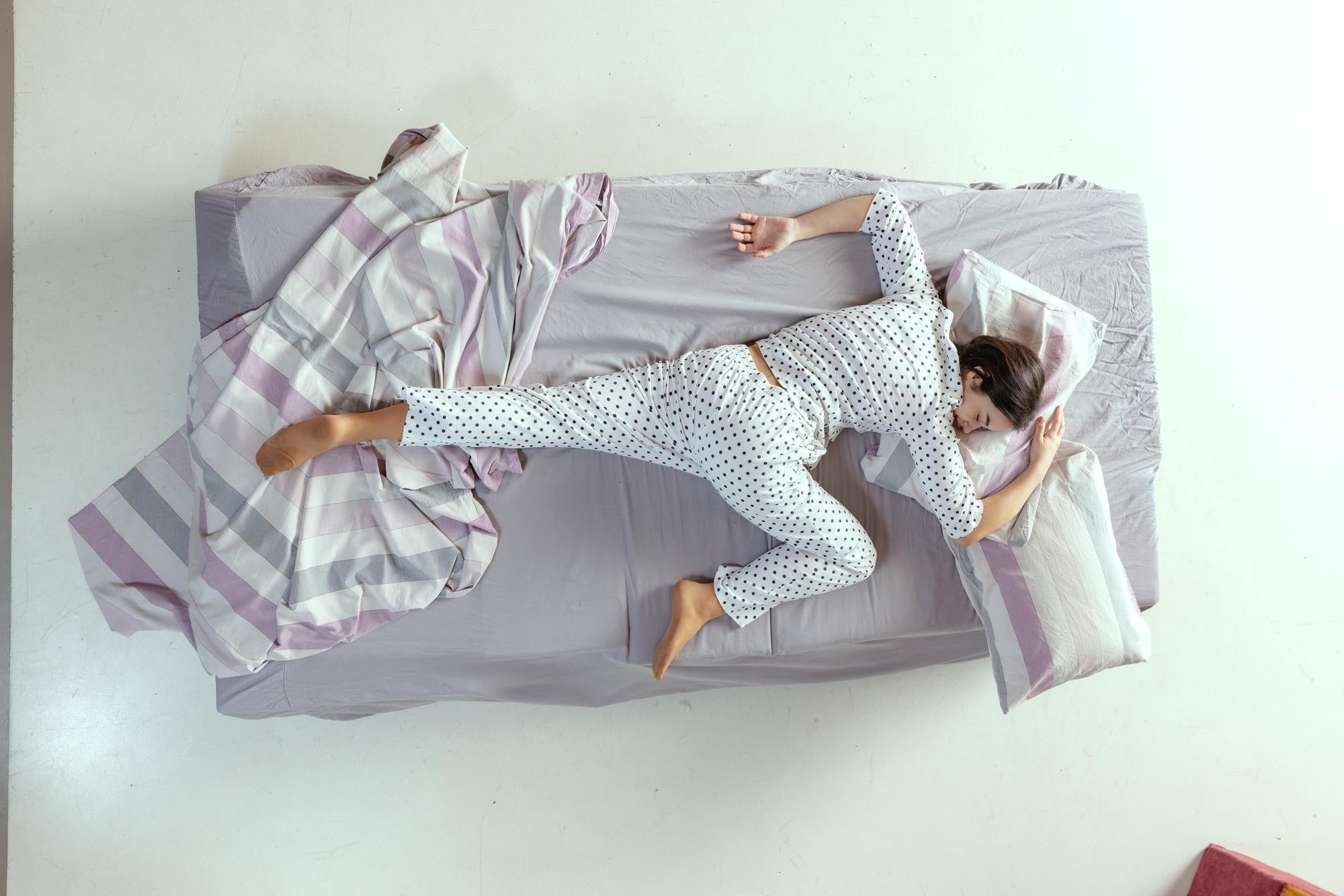 Jak wybrać idealne łóżko z wysuwanym drugim spaniem i szufladą