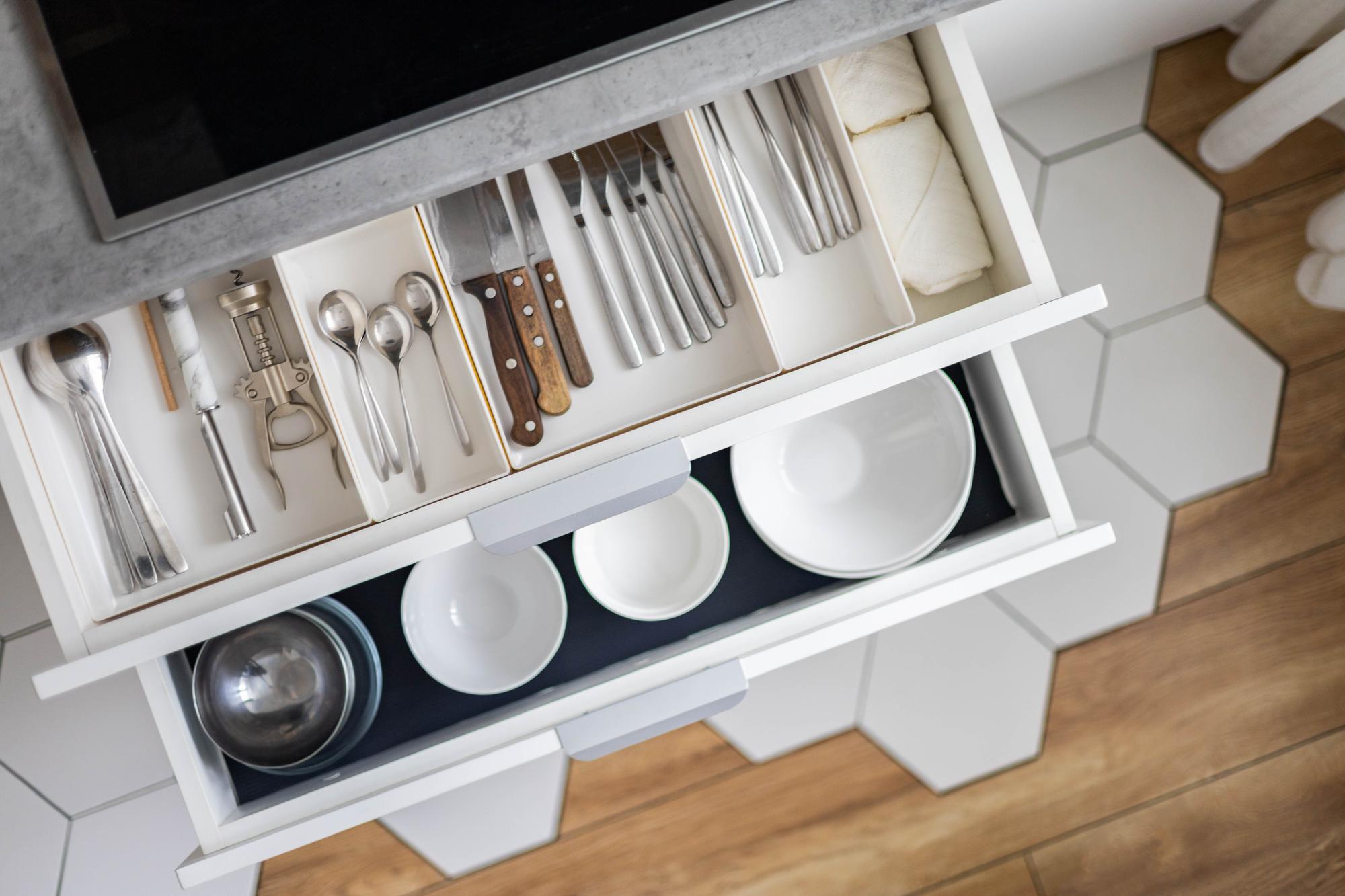 Jak zagospodarować szuflady w kuchni – podstawowe zasady