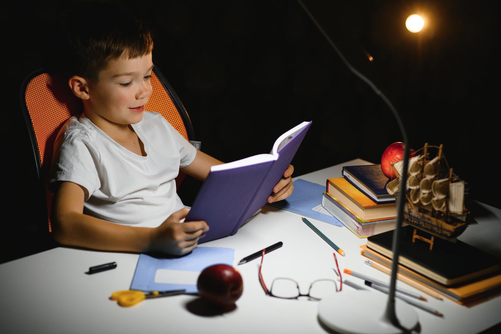 Lampka na biurko dla chłopca - kryteria wyboru