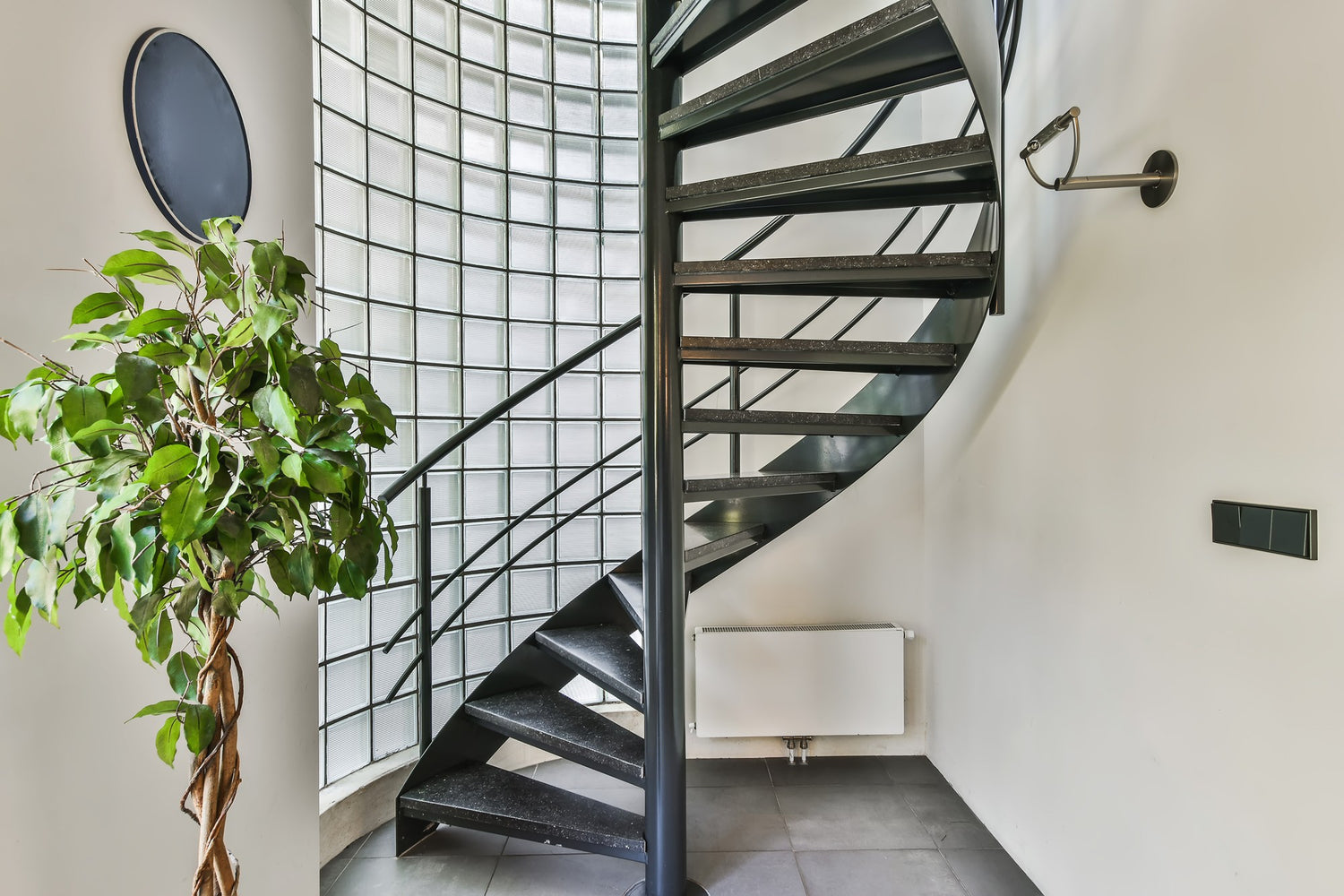Metalowe schody w domu - nowoczesny akcent we wnętrzach